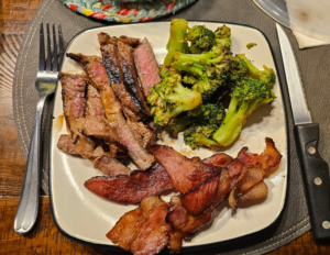 Marinated chuck steak with broccoli and baon